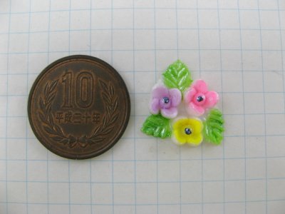 画像1: Vintage Triangle Trio Flower Cabochon