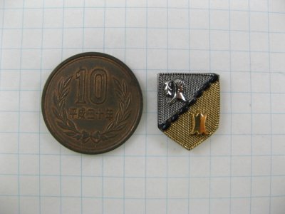 画像1: Vintage Glass Shield Cabochon