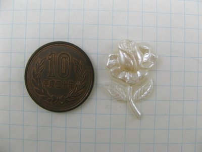 画像1: Vintage Plastic Pearlized Flower Cabochon