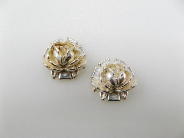 画像1: Vintage Plastic Silverplated Mini Flower Cabochon 2個入り (1)